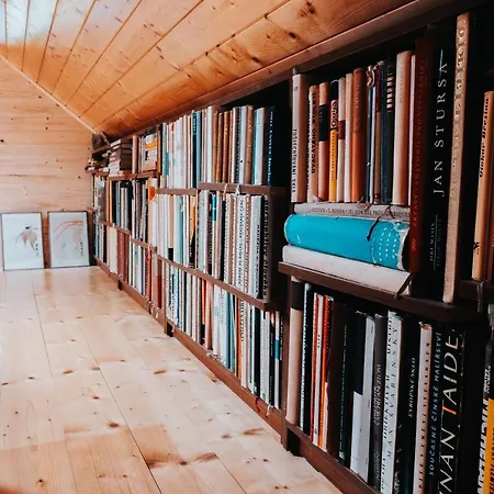 Chaloupka Pod Skalou بيت للعطل